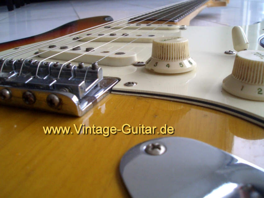 Straocaster 1973 non trem sb c.jpg